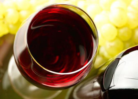 كيفية جعل النبيذ الأحمر محلية الصنع؟
